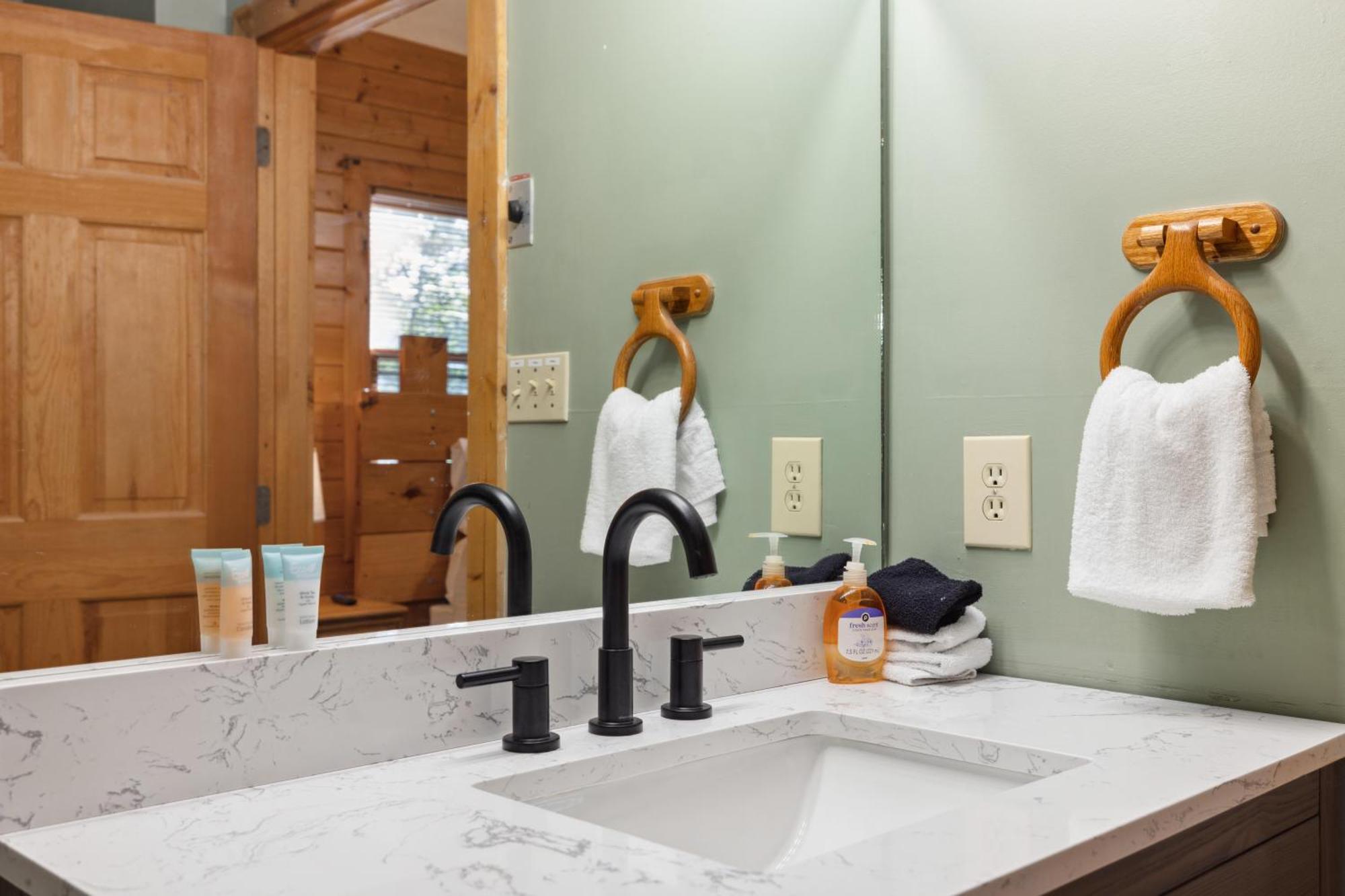 1 Min To The Parkway Spacious Cabin W 3 Suites And Extra Bedroom! 鸽子谷 外观 照片